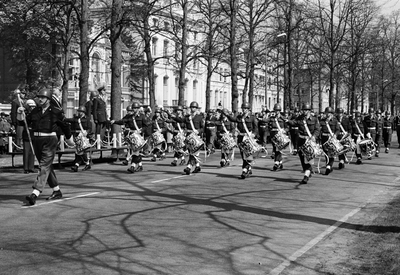 127318 Afbeelding van het defilé van de in Utrecht gelegerde militairen op de Maliebaan te Utrecht, in het kader van ...